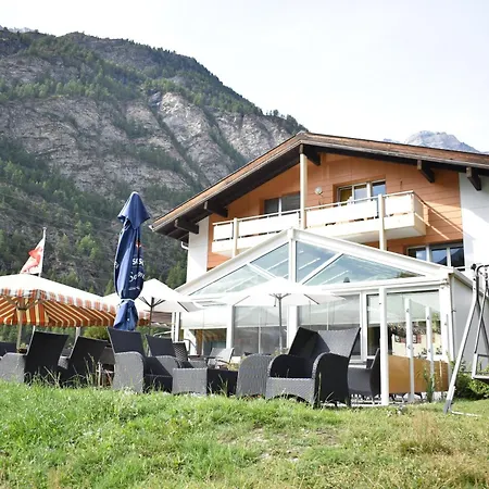 Restaurant & Hole In One Hostel *