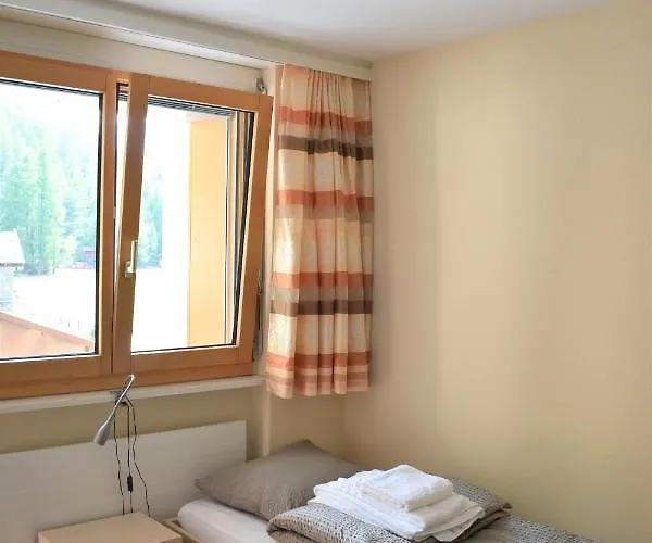 Restaurant & Hole In One ホステル